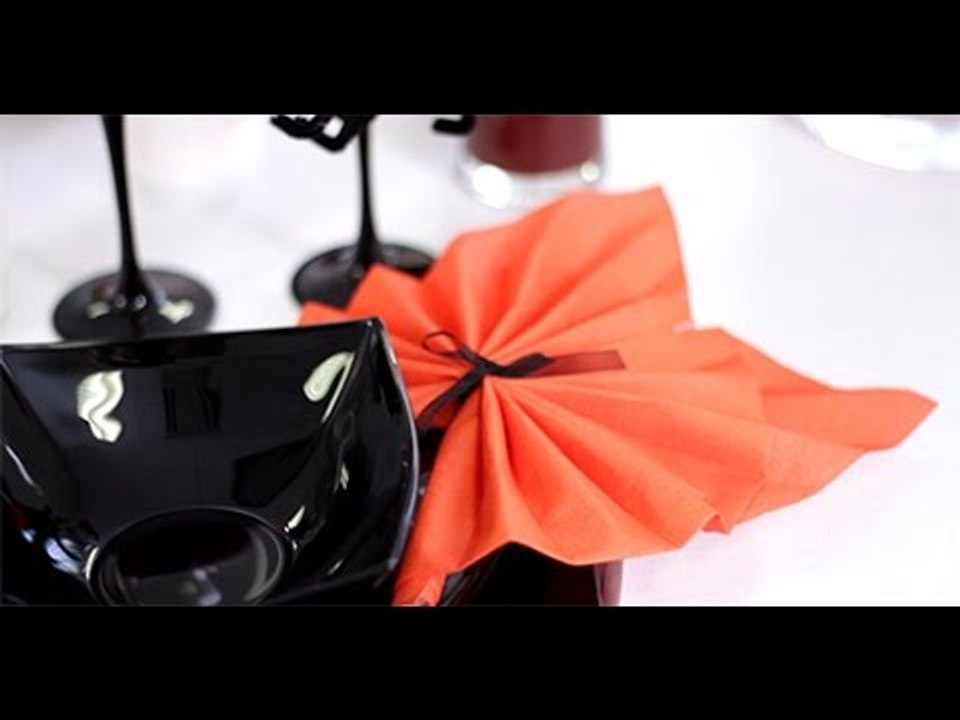 Halloween : Pliage de serviette en chauve-souris