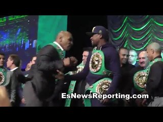 Mike Tyson Swings At Floyd Mayweather & Floyd Doesn't Even Flinch - EsNews Boxing