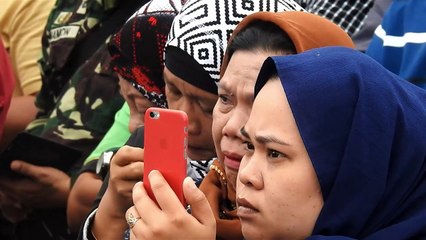 Philippine troops raise flag as bombs fall on Islamist-held city