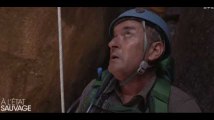 À l’état sauvage : Christophe Dechavanne descend une énorme falaise en rappel  (Vidéo)