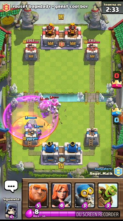 El Amigo Mío Y Yo Jugando En Equipo Con Otra Persona