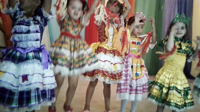 Yasmin na festa junina da Escola.