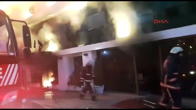 Fatih Otelde Yangın Çıktı, Mahsur Kalanları Itfaiye Kurtarıyor
