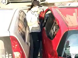 Kadının arabaya binme şekli