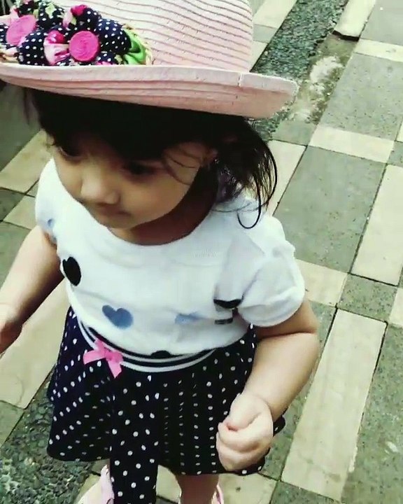 Fashion Arsy Addara Saat Bermain di Depan Rumah