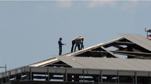 Hiçbir Güvenlik Önlemi Almadan Çatıda Çalışan İşçiler, Görenleri Korkuttu