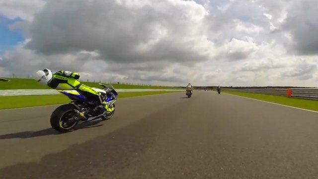 Un pilote reçoit un morceau de carénage