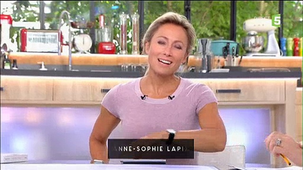 Anne-Sophie Lapix félicite Anne-Elisabeth Lemoine après sa nomination à la tête de "C à vous": "Je suis vraiment ravie!"