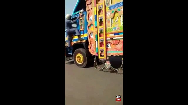 Faisalabad traffic warden puts his life at risk to catch truck driver who killed person
