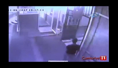 İftar vakti caminin yardım kutularını çaldılar, o anlar kameraya yansıdı