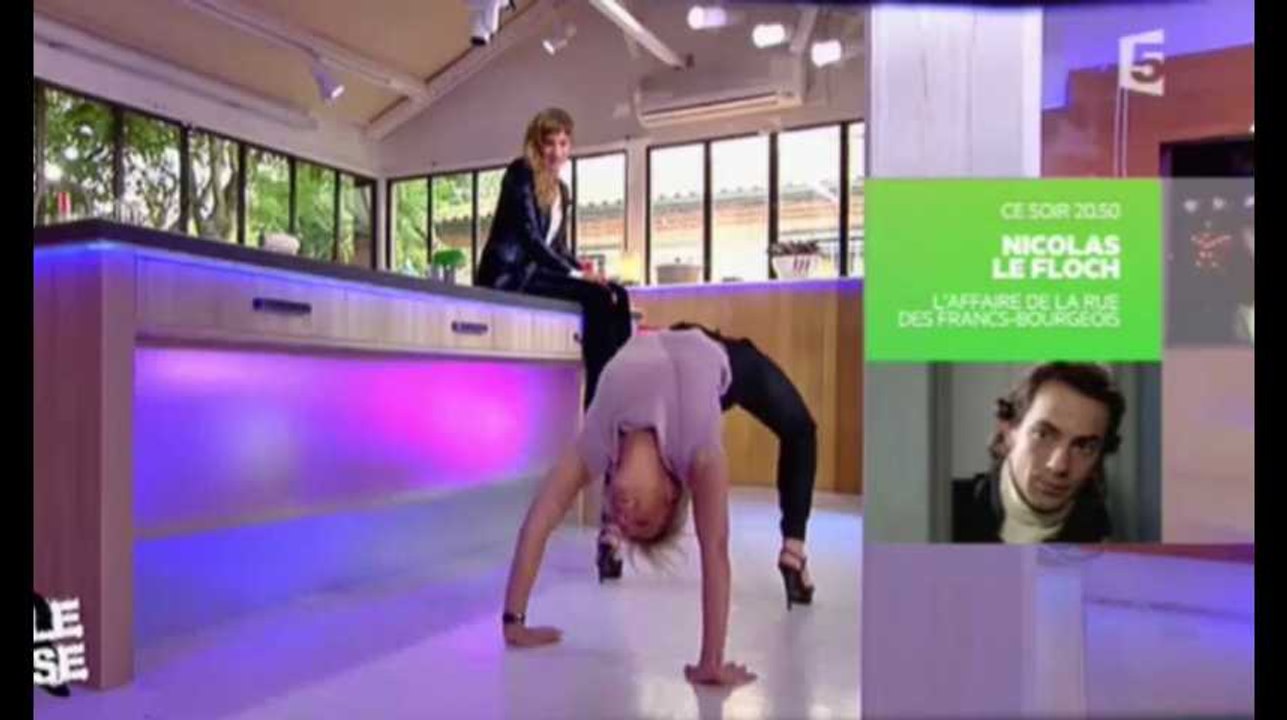 Anne-Sophie Lapix danse et fait un magnifique pont dans C à Vous ! (Vidéo)