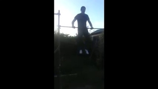 A 64 ans il fait des tractions de fous !! Et défie un champion de boxe