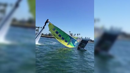 Un homme en flyboard aide un skipper