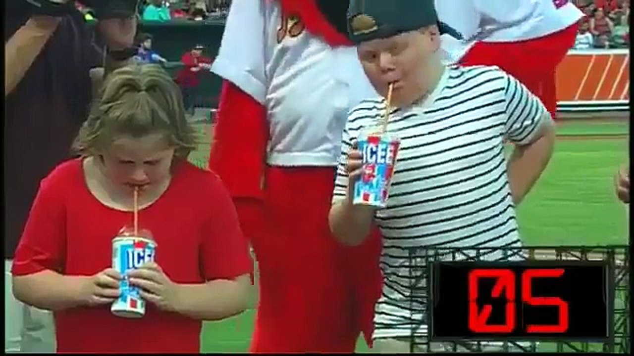 Ce petit garçon est victime d'un brainfreeze en mangeant sa glace trop rapidement