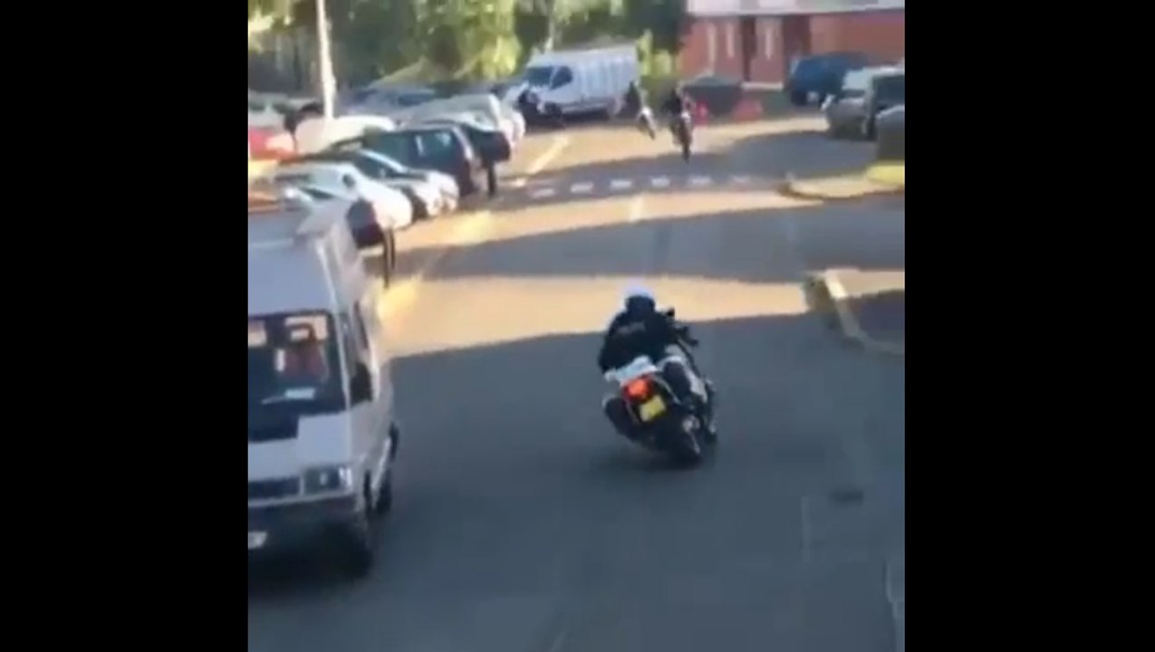 En motocross ils sèment des motards de la police.