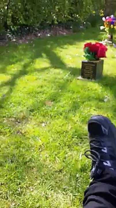 Cette mère demande un signe près de la tombe de son enfant de 4 ans