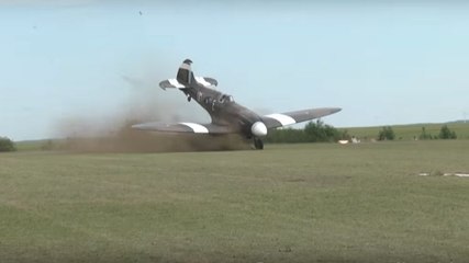 Un avion Spitfire se retourne au décollage (Longuyon)