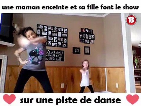 une maman enceinte et sa fille font le show sur une piste de danse