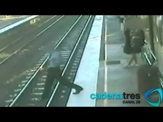 Download Video: Enfermera arriesga su vida para salvar a un hombre que cayó a las vías del tren