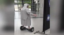 Législatives 2017 : Une religieuse est allée voter en hoverboard (Vidéo)