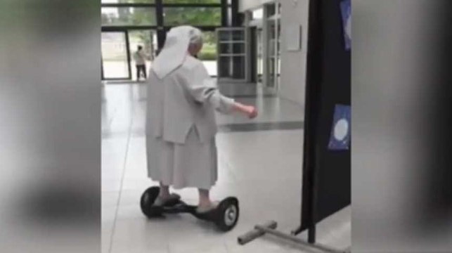 Législatives 2017 : Une religieuse est allée voter en hoverboard (Vidéo)