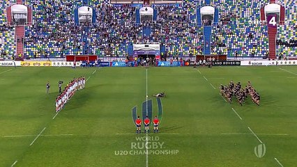 Bleuets et Baby Blacks se défient du regard après un haka intense