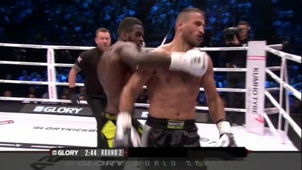 Un kickboxer se fait attaquer par des fans après un coup pas très fair-play