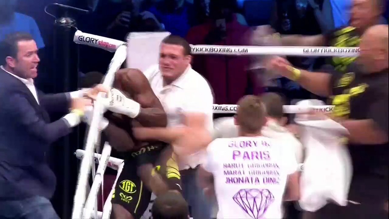 Kickboxer deixa adversário KO à TRAIÇÃO e leva na boca do publico