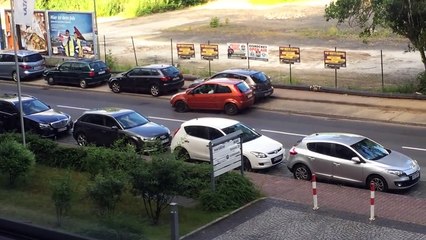 Homem é filmado a estacionar à mulher