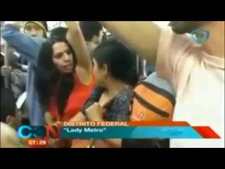#LadyBoobs, Mujer ataca a todos en el metro del DF / #LadyMetro se vuelve viral