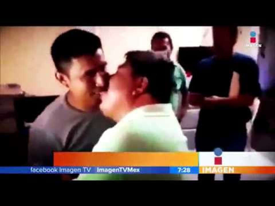 Los obligan a besarse por concesiones | Noticias con Francisco Zea