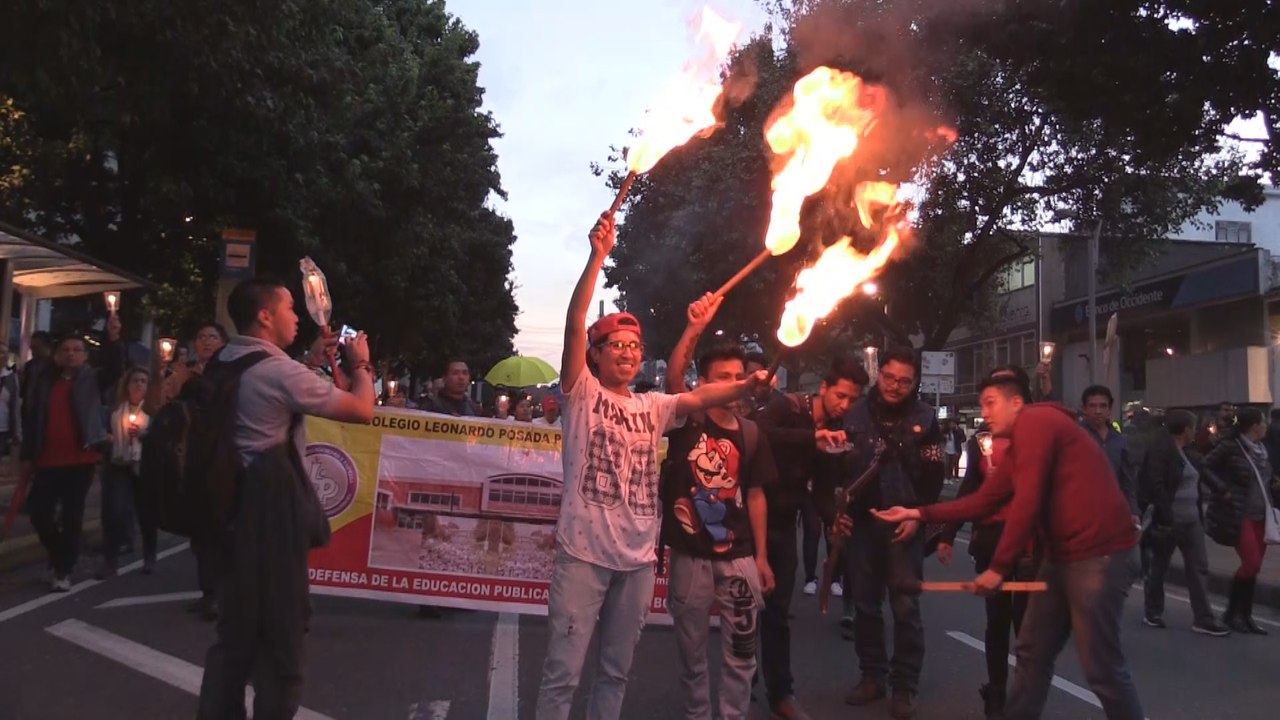 Profesores hacen marcha de antorchas en Bogotá