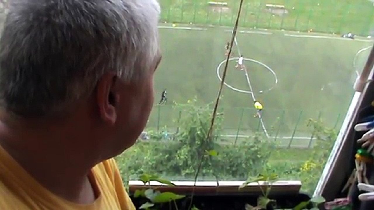 Геннадий снимает футбол во дворе