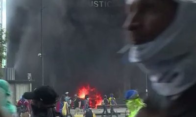 Demonstran Bakar Gedung Mahkamah Agung Venezuela