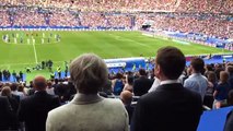 Côte à côte, Emmanuel Macron et Theresa ont observé une minute de silence au Stade de France
