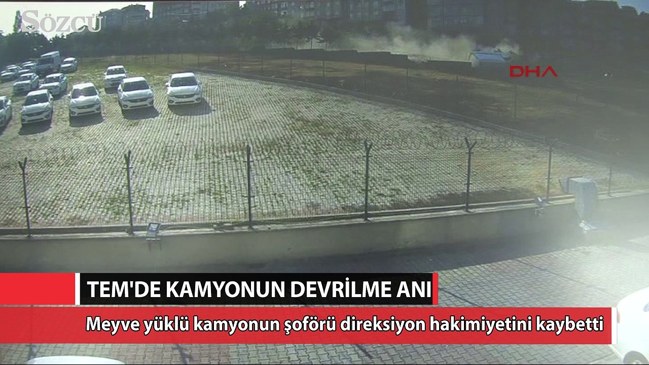 TEM'de meyve yüklü kamyonun devrilme anı kamerada