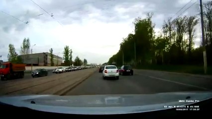 Une plaque d'égout s'envole pile au moment où une voiture passe dessus !