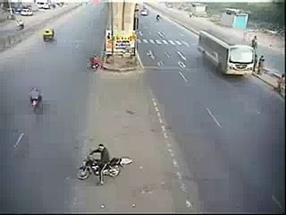 Dangres Accident But Biker R Safe