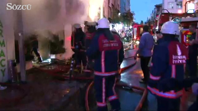 3 kişinin hayatını kaybettiği yangın kamerada