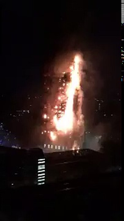 Plus de 200 pompiers combattent activement un incendie monstre qui s'est déclaré dans un immeuble à logements de 27 étages à Londres