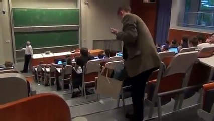 Cet étudiant sort une... machine à écrire dans l'amphi !! BLAGUE