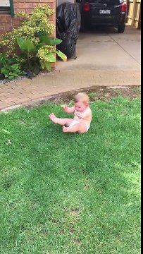 Ce bébé DETESTE être assis dans l'herbe et fait tout pour ne pas la toucher !