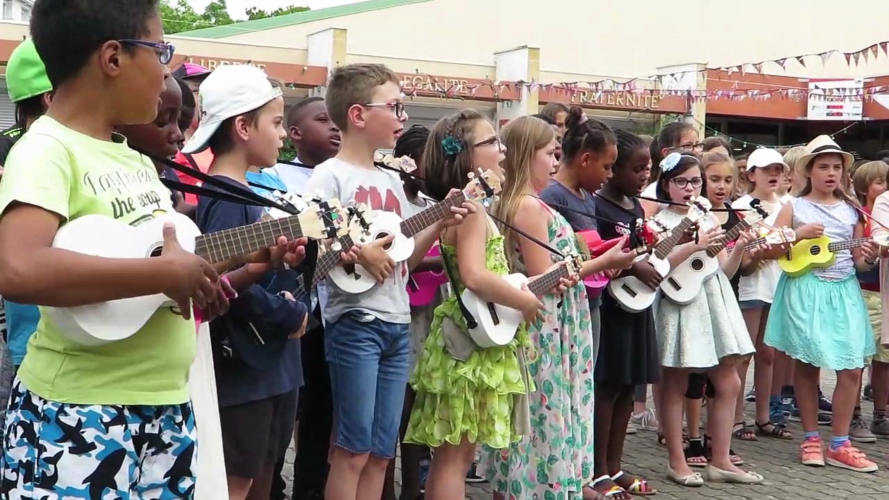 VIDEO. Poitiers. 80 ukulélés à Cap sud pour Ecoutez voir !