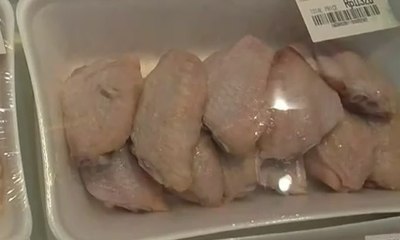 Gelar Sidak, Petugas Disperindag Temukan Daging Ayam Membiru