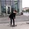Un homme à la bicyclette essaie de sauver une skateboard !! Fail