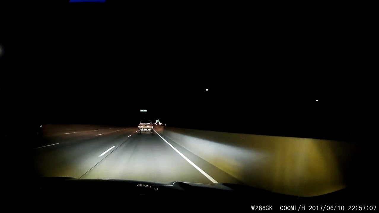 Ce chauffard à contre sens percute une autre voiture