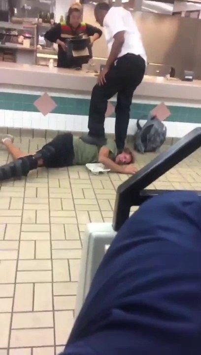 Ce client complètement fou détruit un Burger King et fini KO après un coup de poing d'un employé