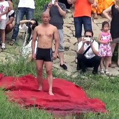 Ce moine Shaolin parcourt 125m en courant sur l'eau