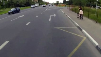 Cette jeune femme ne refera certainement plus jamais de vélo en jupe...