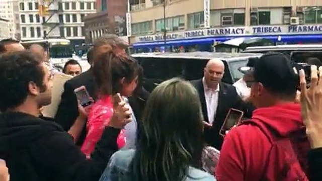 Selfie Queen! Selena Gomez Snaps Pics With Fans